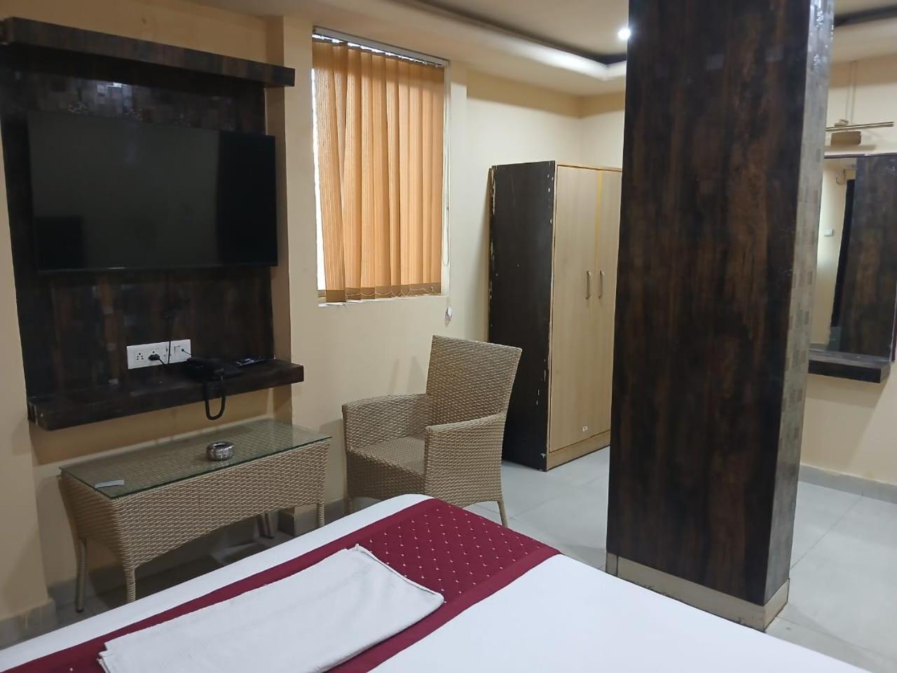 Blossoms Room Holiday Inn- Lakdikapul حيدر أباد المظهر الخارجي الصورة