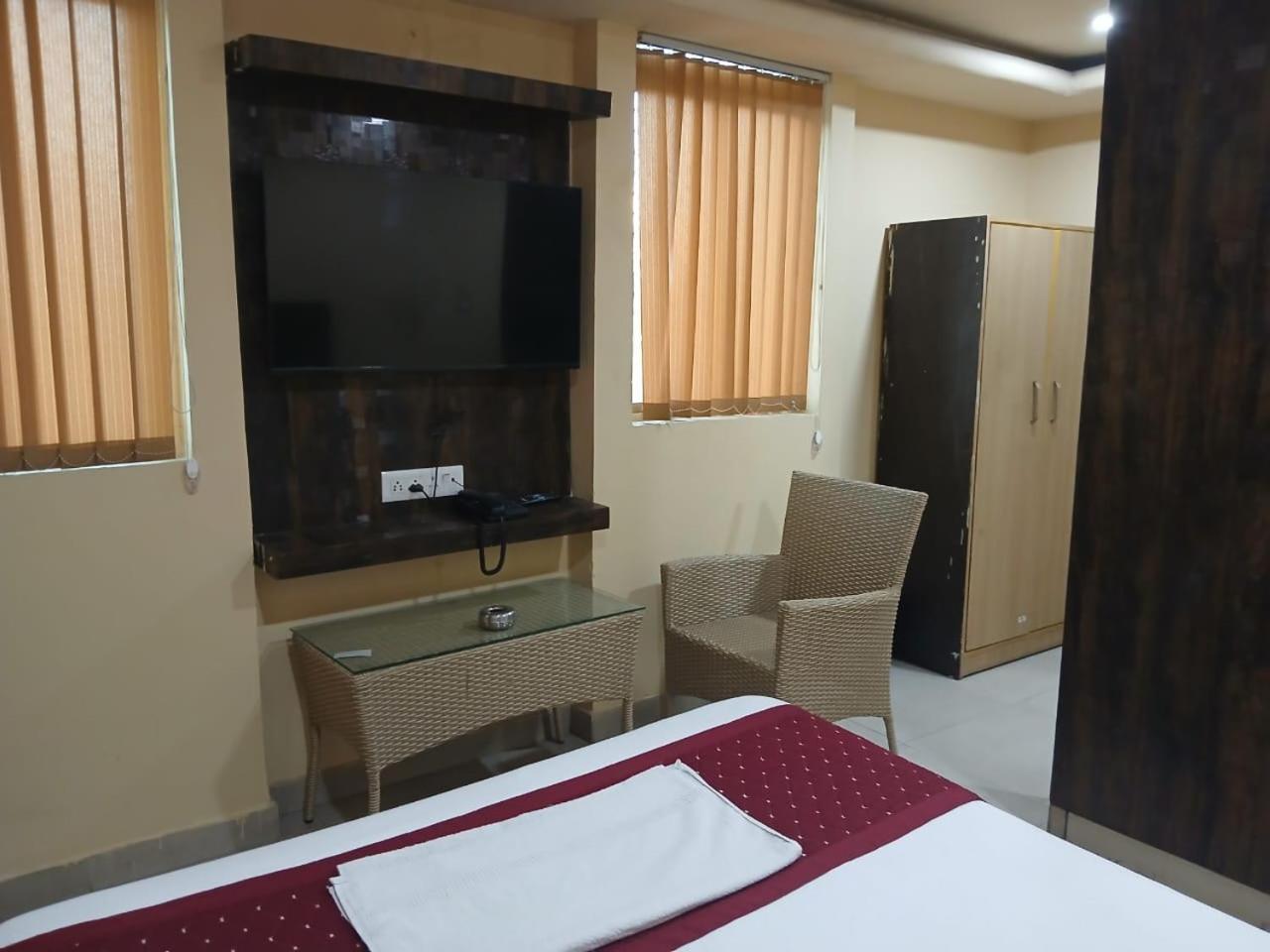Blossoms Room Holiday Inn- Lakdikapul حيدر أباد المظهر الخارجي الصورة