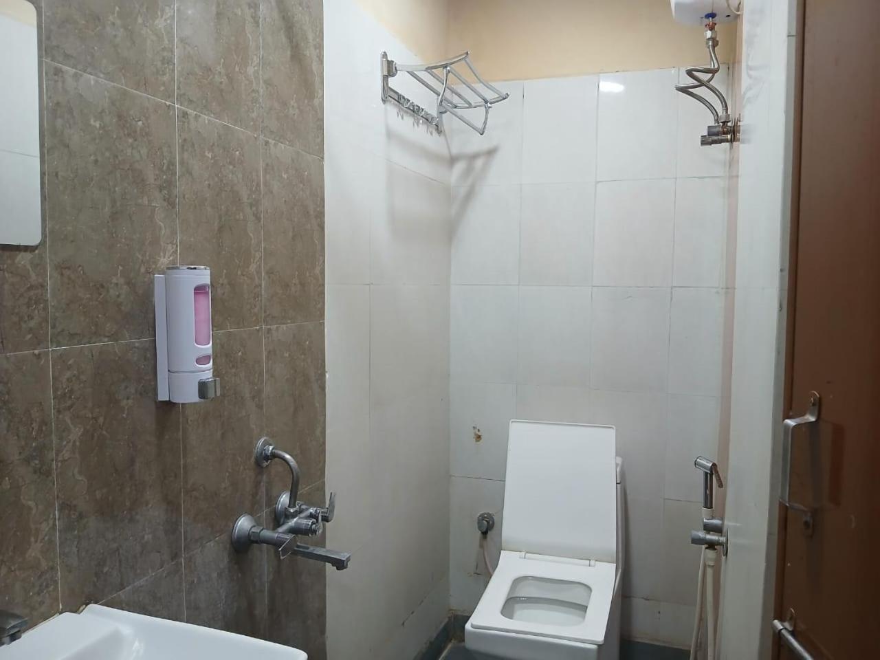Blossoms Room Holiday Inn- Lakdikapul حيدر أباد المظهر الخارجي الصورة