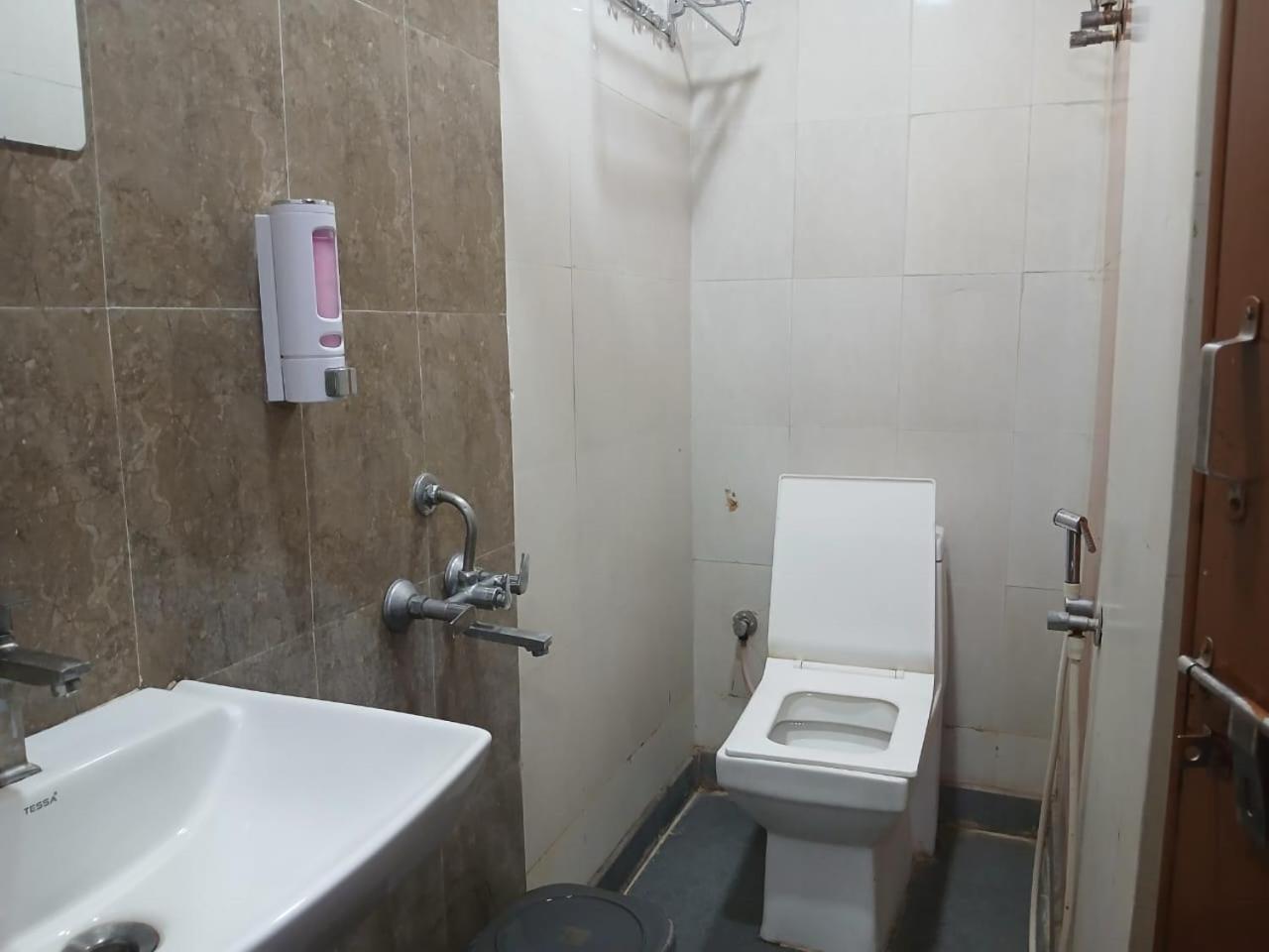 Blossoms Room Holiday Inn- Lakdikapul حيدر أباد المظهر الخارجي الصورة
