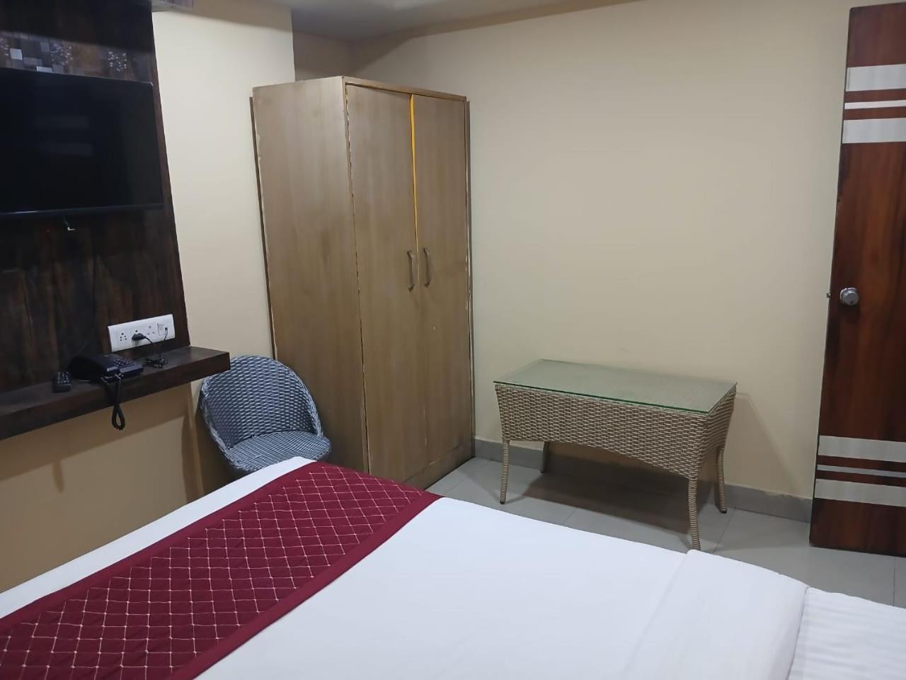 Blossoms Room Holiday Inn- Lakdikapul حيدر أباد المظهر الخارجي الصورة