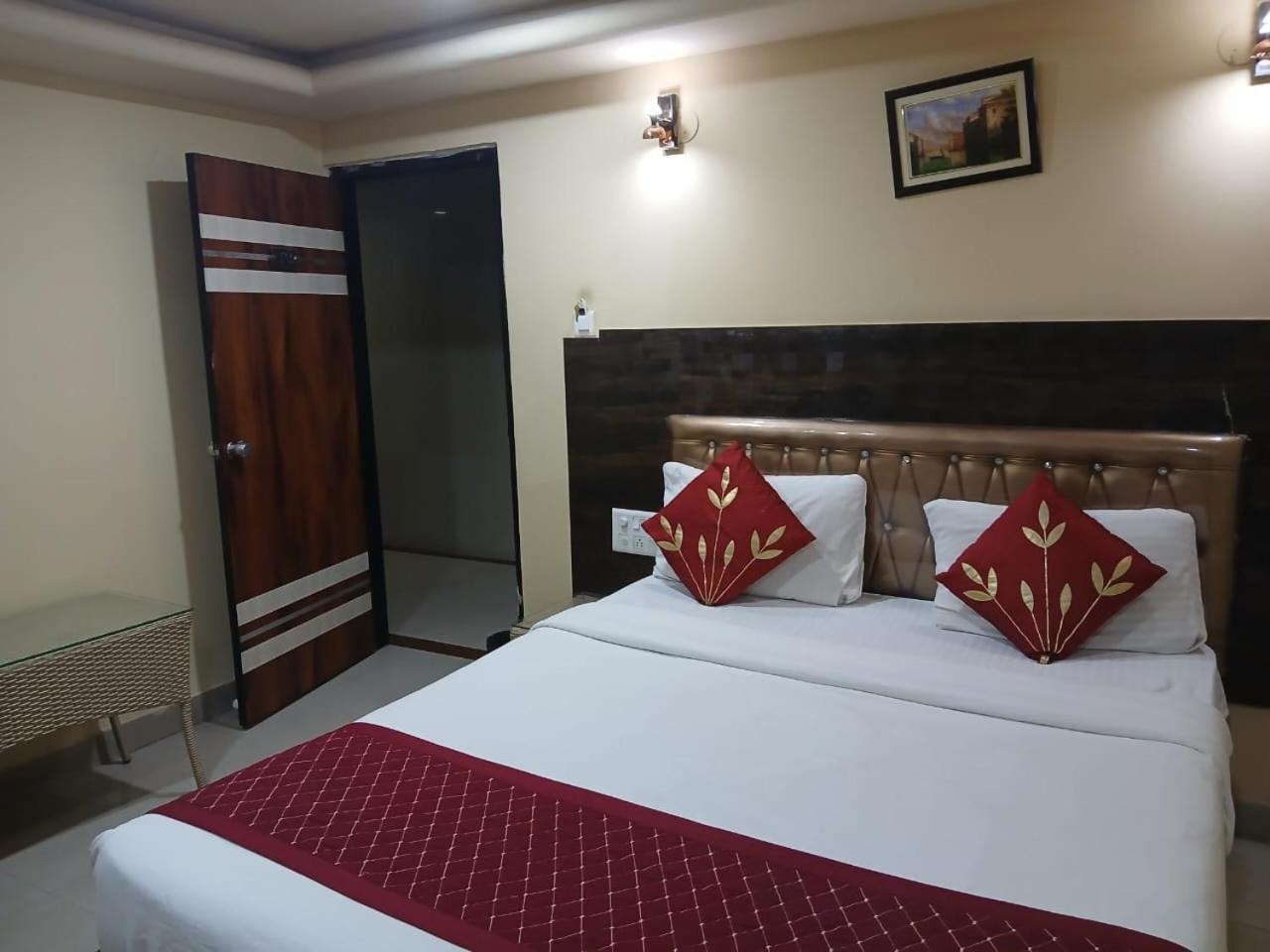 Blossoms Room Holiday Inn- Lakdikapul حيدر أباد المظهر الخارجي الصورة