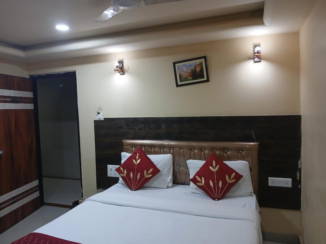 Blossoms Room Holiday Inn- Lakdikapul حيدر أباد المظهر الخارجي الصورة