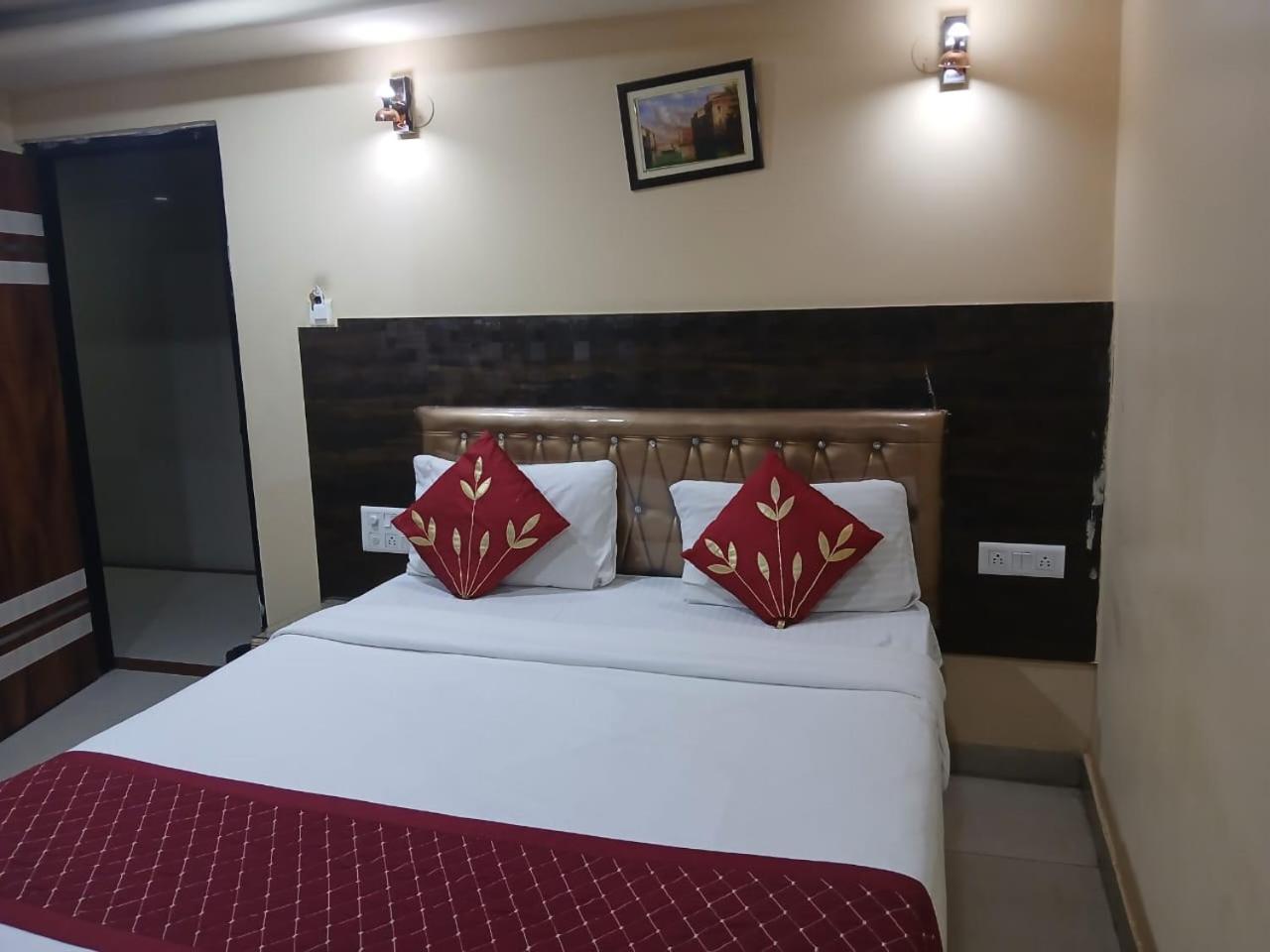 Blossoms Room Holiday Inn- Lakdikapul حيدر أباد المظهر الخارجي الصورة
