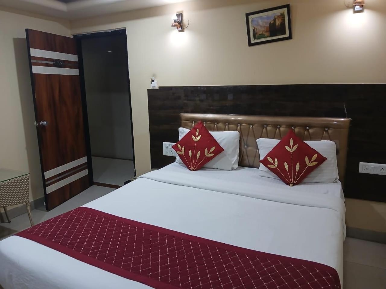 Blossoms Room Holiday Inn- Lakdikapul حيدر أباد المظهر الخارجي الصورة